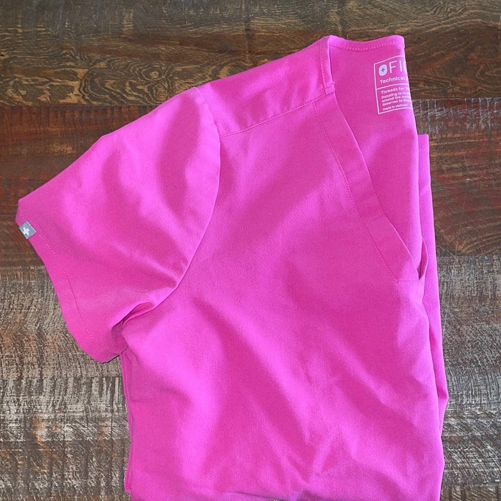 Women’s Figs Casma Scrub Top-Fuschia